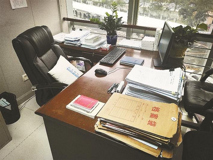 林宏亮生前的办公室,办公桌上摆满了工作文件.