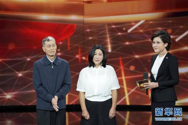 黄文秀的父亲黄忠杰（左）、姐姐黄爱娟（中）在“时代楷模”发布仪式现场（6月29日摄）。 新华社记者 沈伯韩 摄