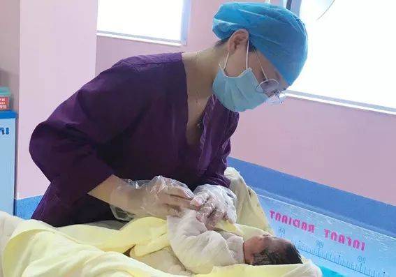 黎锦尚在指导顺产接生的技巧及新生儿的处理