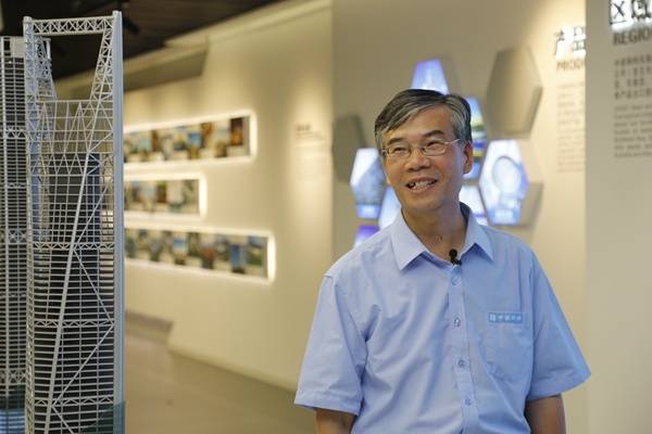陆建新在深圳钢结构博物馆向记者介绍。