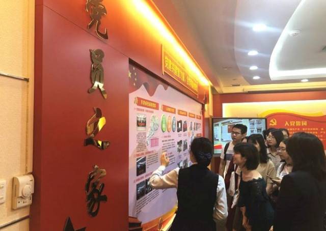 管理学院2016级本科生党支部赴中国建设银行广东省分行开展党支部结对共建活动。