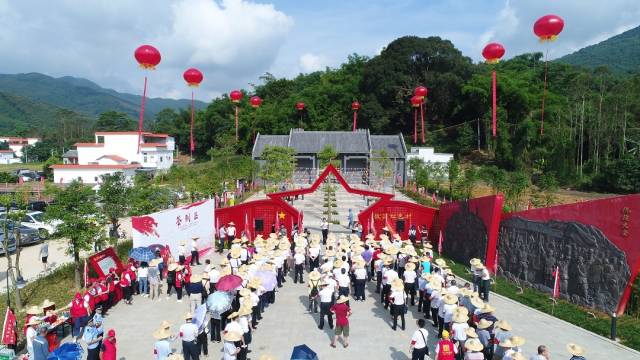 龙门县党员干部群众在永汉低冚“红色村”参加“红色记忆、穿越龙门”红色徒步主题党日活动
