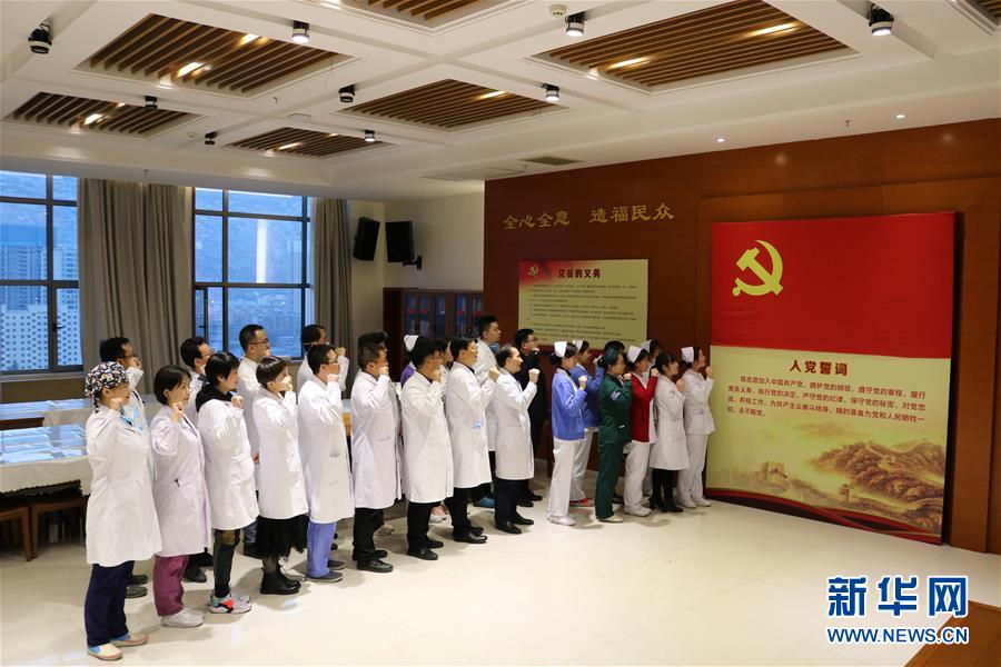 （新华全媒头条·图文互动）（4）新华社评论员：危难时刻，党员干部要挺身而出——论坚决打赢疫情防控阻击战
