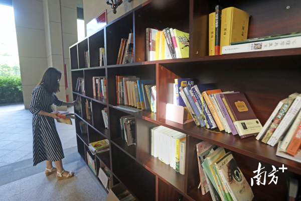 由热心业主和小区党支部共同建成的天峦湖小区“共享图书柜”成为了小区居民新的精神家园和文化阵地。南方日报记者 朱洪波 摄