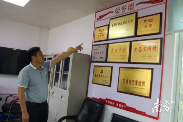 大崀镇松林村党总支部书记黄火炎当好带路人。在村党群服务中心，一项项荣誉奖项挂满荣誉墙。