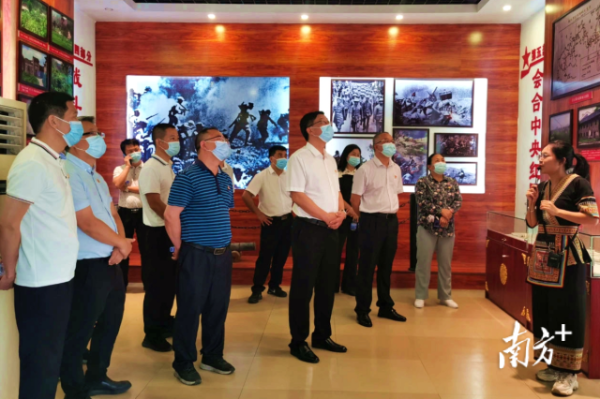 县四套班子领导集中到鹰扬关革命纪念馆学习。通讯员供图