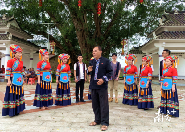 小三江镇三联村乡村新闻官唱山歌宣讲党史。