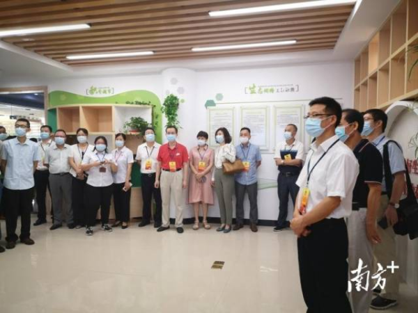 9月7日，禅城区政协委员到南浦社区视察小区智慧化社会治理开展情况。南方+ 记者 卢浩能 摄