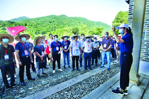     学员在惠东中洞村参观学习。惠州日报记者李松权 摄