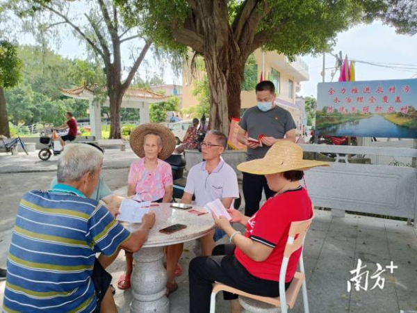 湴湄村党总支部组织老党员在榕树下开展“板凳课堂”