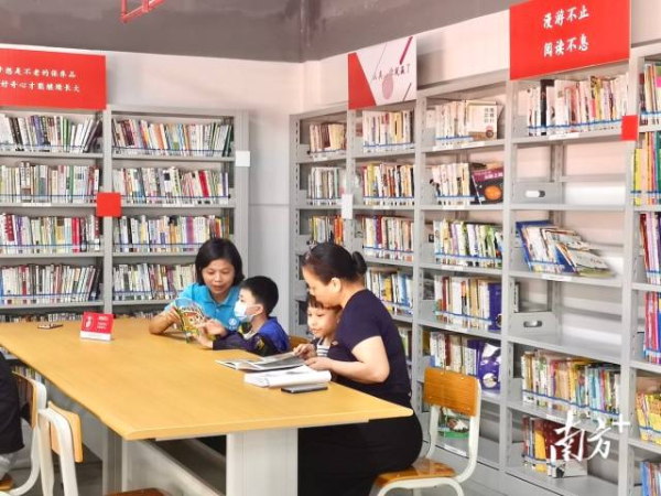 市民到芹洋半岛区域党委阵地开设的红色书吧阅读。    受访者供图