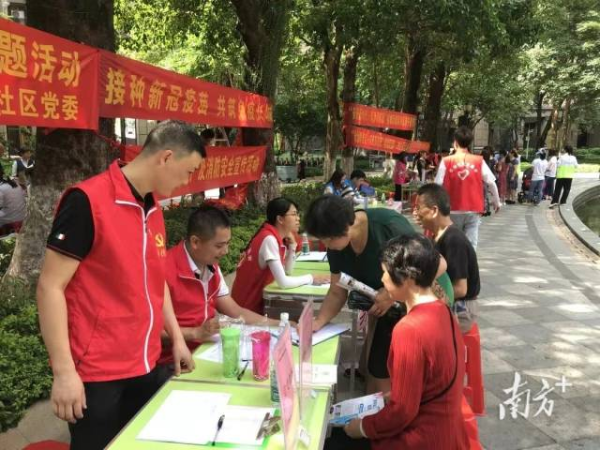灯湖一号党支部接访日活动，将义诊、义剪、家庭健康游戏、养老认证、疫苗接种咨询等服务送到居民家门口。主办方供图