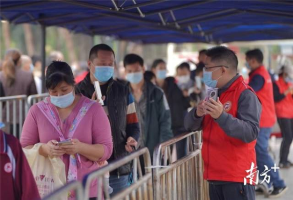 12月15日，机关党员志愿者在桥头田新社区核酸检测现场服务群众。