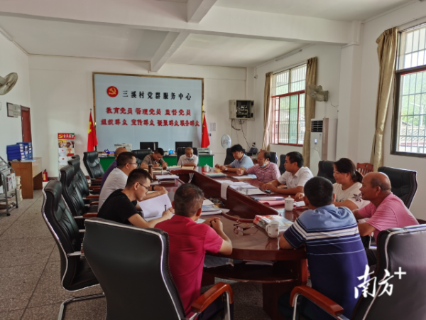 乐昌市三溪镇三溪村利用乡村振兴人才驿站组织召开乡贤沙龙，乡贤人才为家乡建设积极建言献策。