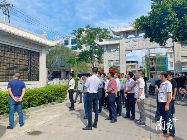 枫溪区乡村振兴带头人队伍和乡村建设工匠齐聚詹厝村学习交流。 