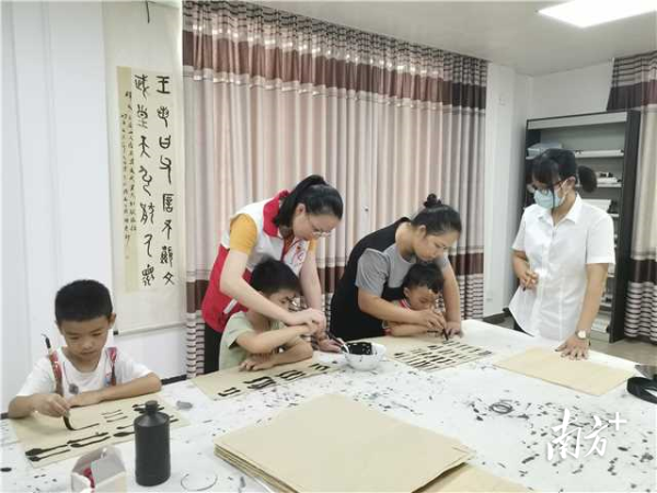 水东街道新湖街社区“四点半课堂”开展硬笔化写字课活动。