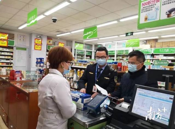市场监管局党员干部到药店检查疫情防控工作。  通讯员 供图