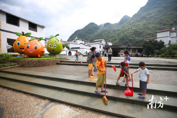 以中小学生与志愿者为主力军，利用节假日开展村庄卫生行动。