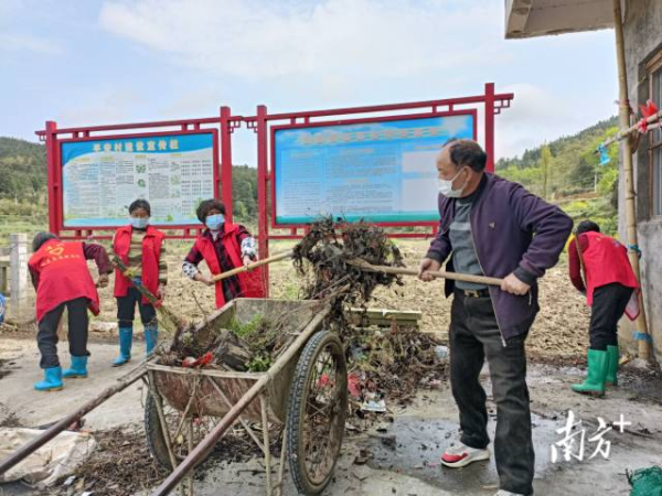 党员干部充分发挥带头示范作用，带领村民清理房前屋后垃圾杂物。