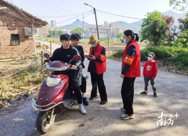 连州在节假日和周末每天安排600多名党员干部深入基层一线，做好各项重点工作。