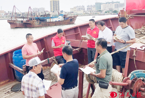 甲子镇在渔业生产领域开展送党课活动。