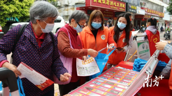 连江社区党委女党员向居民群众宣传疫情防控和全民反诈知识。