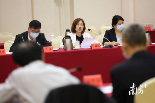 出席省第十三次党代会的代表在讨论省党代会报告。南方日报记者 王辉 李细华 张冠军 万稳龙 摄