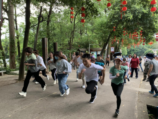 广铁一线社区依托国家森林公园开展登山活动