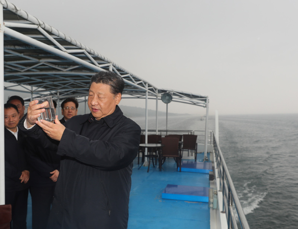 2021年5月13日，习近平总书记在河南南阳市淅川县乘船考察丹江口水库时，察看现场取水水样。