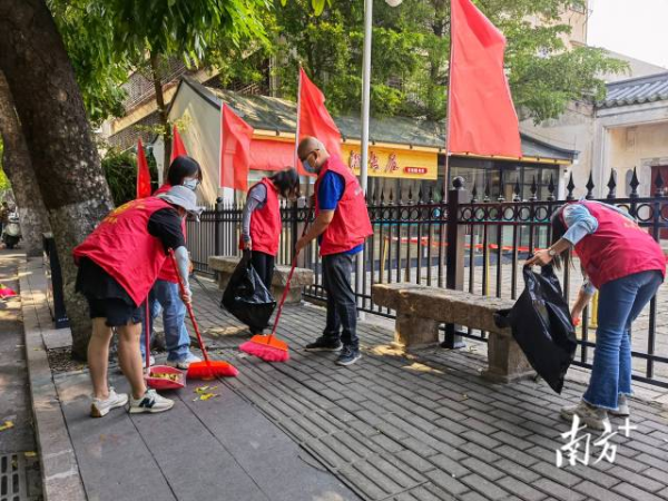 湘桥区建立村级创文创卫奖惩机制，按照考评标准，对全区173个村（社区）进行平时、年中和年终考评，跟踪村（社区）党组织书记和“两委”班子履职情况。董志豪 摄