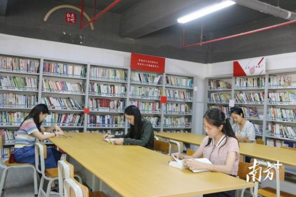 红色书吧里，党员干部认真学习最新的政治理论知识。  南方+ 魏丽文 拍摄