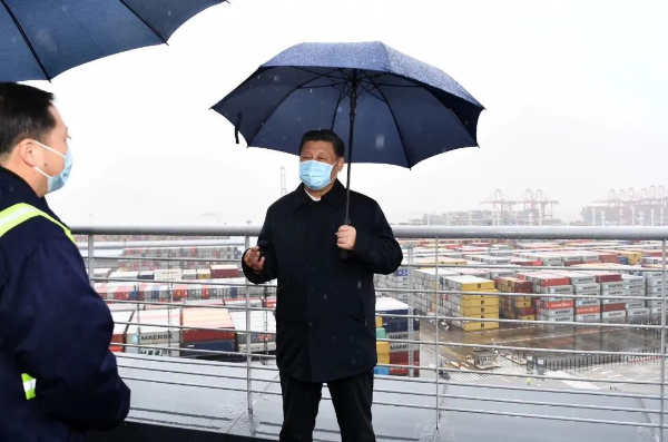 2020年3月29日，习近平在浙江考察调研。图为习近平在宁波舟山港穿山港区码头了解港口复工复产情况。新华社记者 燕雁 摄