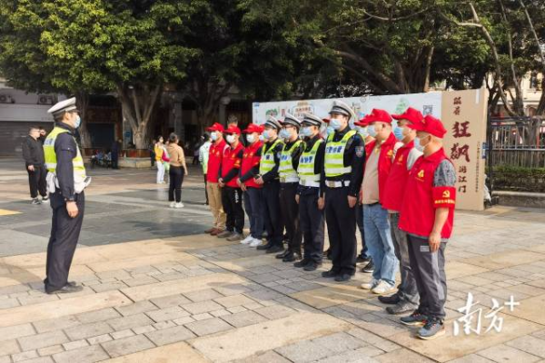 “滴滴党员雷锋车队”与交警携手，引导游客、疏导车辆。蓬江区委组织部供图