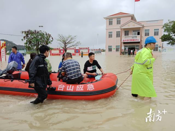驻村第一书记冲在防汛抗台风一线。