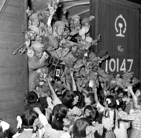 1954年，中国人民志愿军归国部队抵达安东（今辽宁丹东），受到少先队员的热烈欢迎。新华社记者 王纯德摄