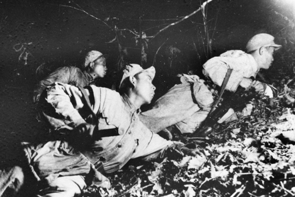 在1952年秋季的上甘岭战役中，坚守在坑道里的战士准备夜间出击。新华社发（资料照片）