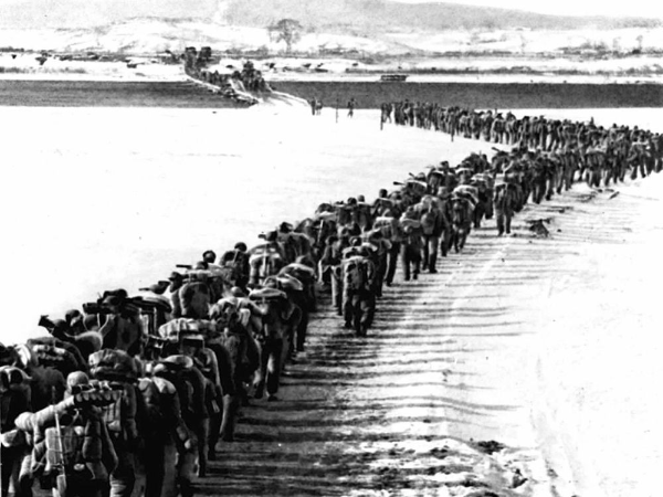 1950年，美帝国主义把侵略的战火烧到了鸭绿江边。为保家卫国，中国人民的优秀儿女组织起志愿军，跨过鸭绿江，与朝鲜军民一道英勇打击美国侵略军。新华社发（资料照片）