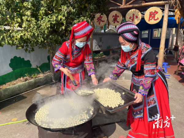 禾洞镇注重弘扬民族文化，助力农文旅体康融合发展。图为制作民俗小吃牛碌蒿。