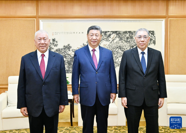 　　12月19日下午，国家主席习近平在澳门会见全国政协副主席何厚铧和澳门特别行政区前任行政长官崔世安。新华社记者 殷博古 摄