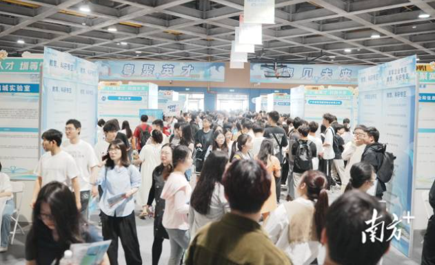 学子排长龙追梦！“百万英才汇南粤”武汉站招聘活动开启