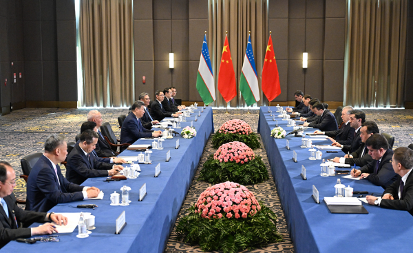 习近平会见乌兹别克斯坦总统米尔济约耶夫2.jpg