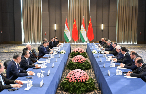习近平会见塔吉克斯坦总统拉赫蒙2.jpg