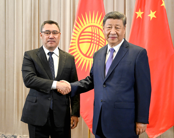 习近平会见吉尔吉斯斯坦总统扎帕罗夫1.jpg