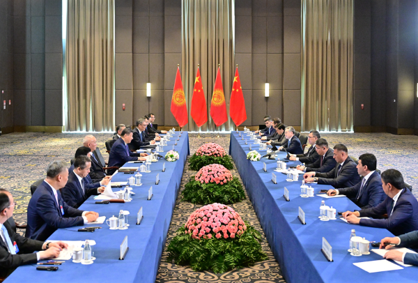 习近平会见吉尔吉斯斯坦总统扎帕罗夫2.jpg
