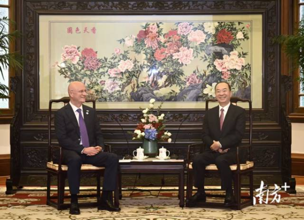 黄坤明会见哈萨克斯坦第一副总理罗曼&middot;斯克利亚尔.jpg
