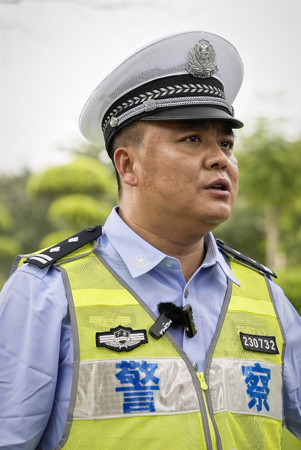 肇庆民警郑伟:赤脚蹚出生命的“绿色通道”1.png
