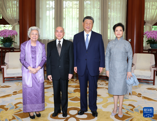 习近平夫妇会见柬埔寨国王西哈莫尼和太后莫尼列.jpg