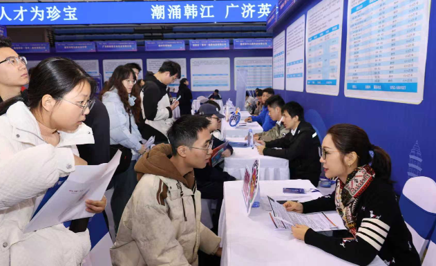 “百万英才汇南粤”郑州大学专场引才热潮涌动