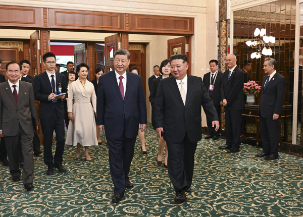 习近平夫妇出席金正恩夫妇举行的小范围午宴.jpg