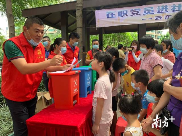 映海南社区在职党员进社区开展垃圾分类宣传活动。三宣供图
